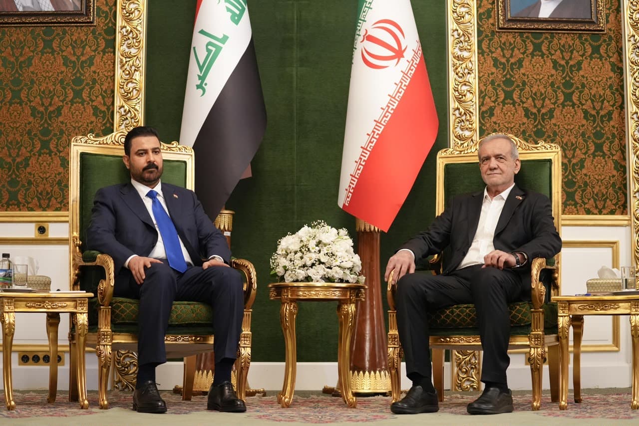 الزيدي يعقد في طهران لقاءً ثنائياً مع الرئيس الإيراني مسعود بزشكيان