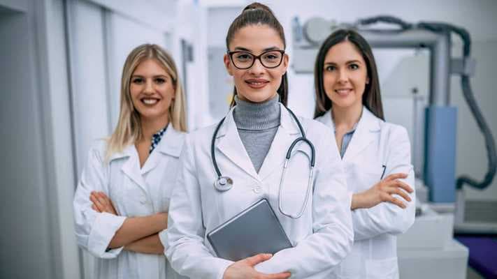 دراسة: العلاج على يد الطبيبات يُطيل العمر مقارنة بالأطباء