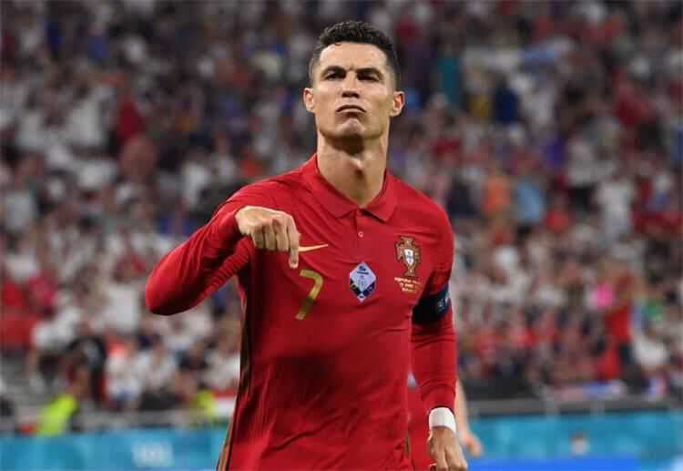 مدرب البرتغال يرد على أنباء اعتزال رونالدو