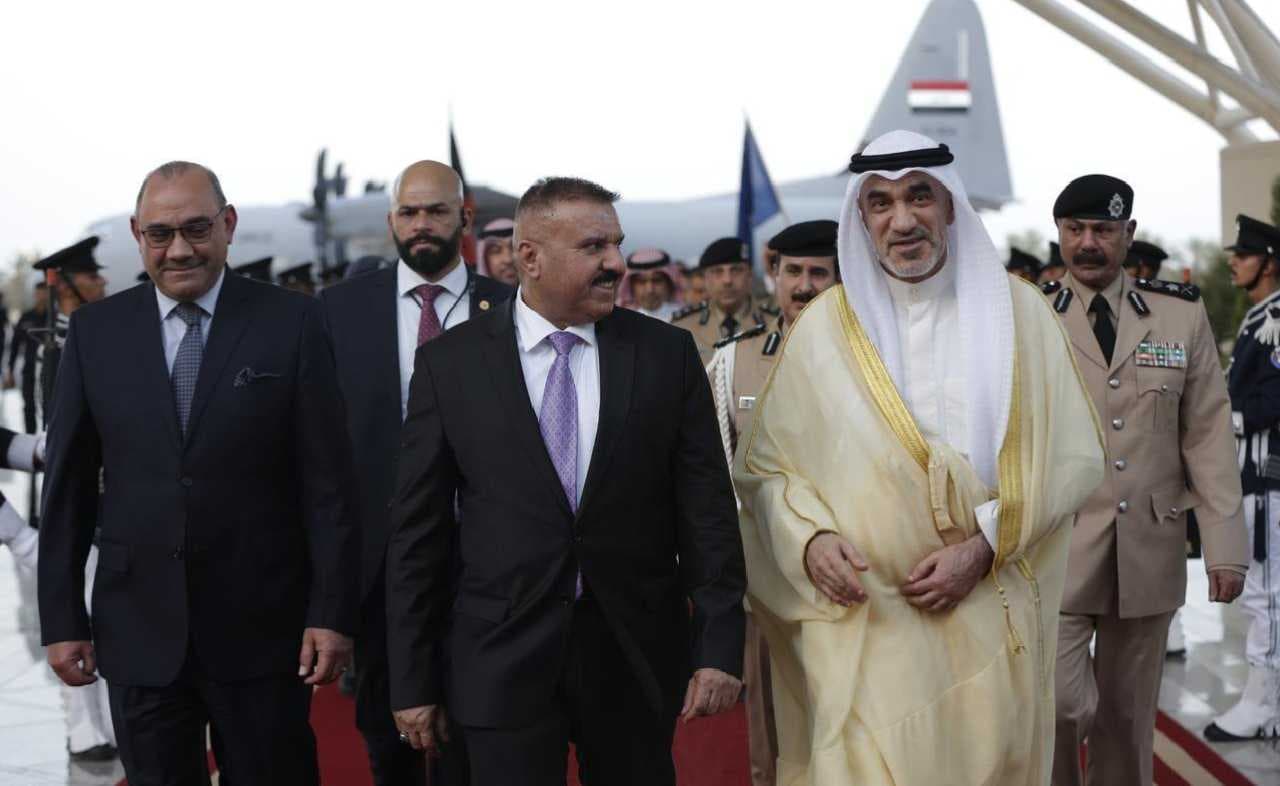 وزير الداخلية يصل الكويت في زيارة رسمية على رأس وفد رفيع
