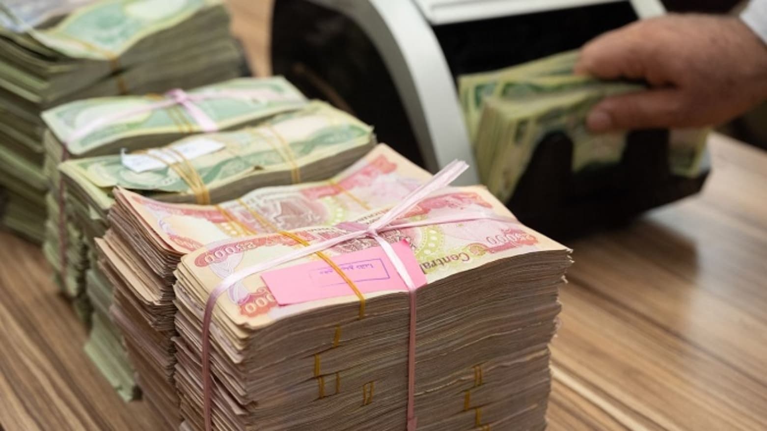 الحكومة المركزية تودع مايقارب 700 مليار دينار رواتب لإقليم كردستان