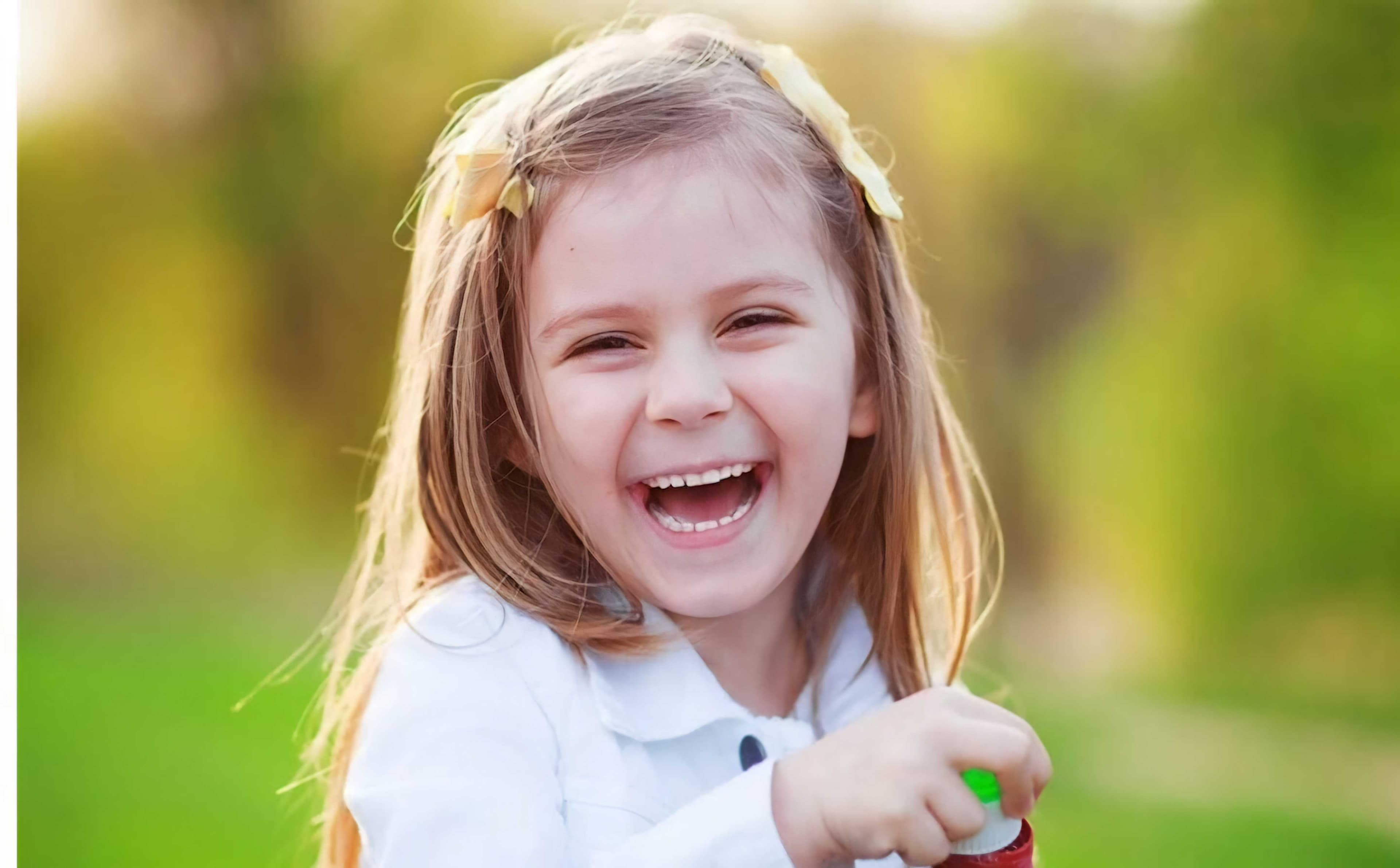 دراسة: الضحك يقدم فائدة كبيرة لصحة العينين