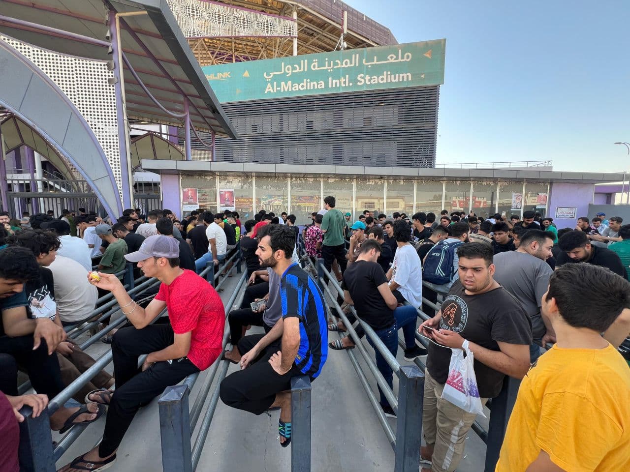 إقبال جماهيري كبير لشراء تذاكر مباراة الشرطة والنصر
