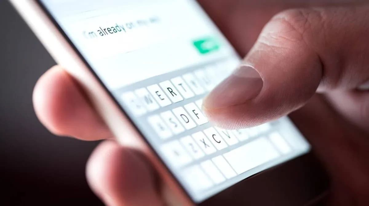 الاختصارات في الرسائل النصية والمحادثات تقلل مصداقية المرسل
