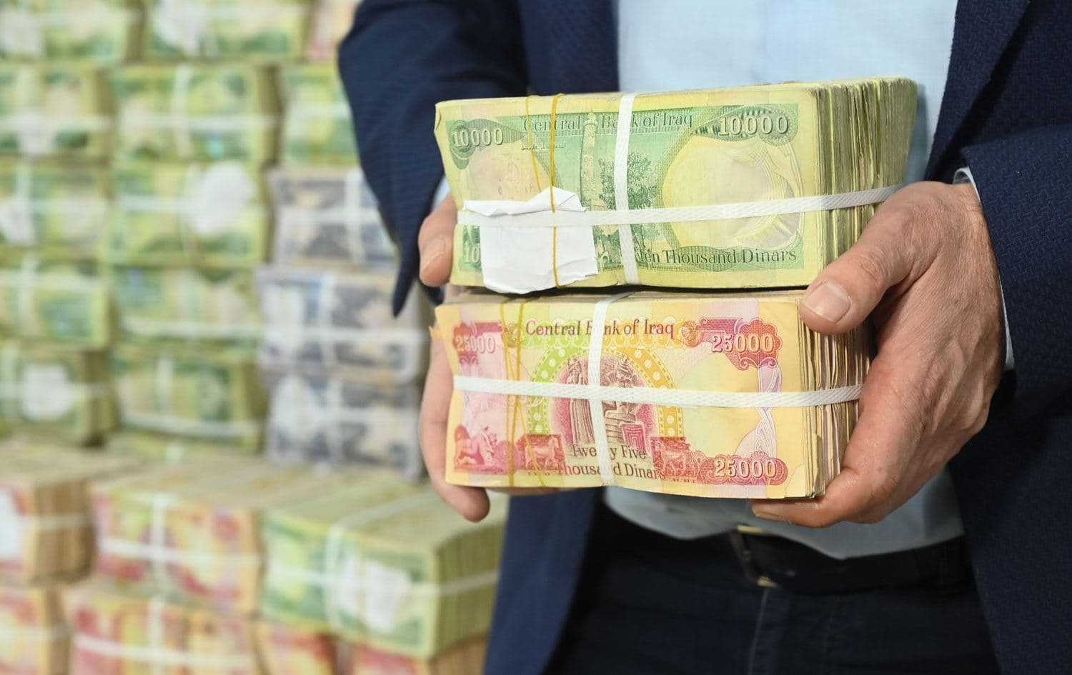 تربية اربيل تباشر بتوزيع رواتب المعلمين والمعلمات من العقود