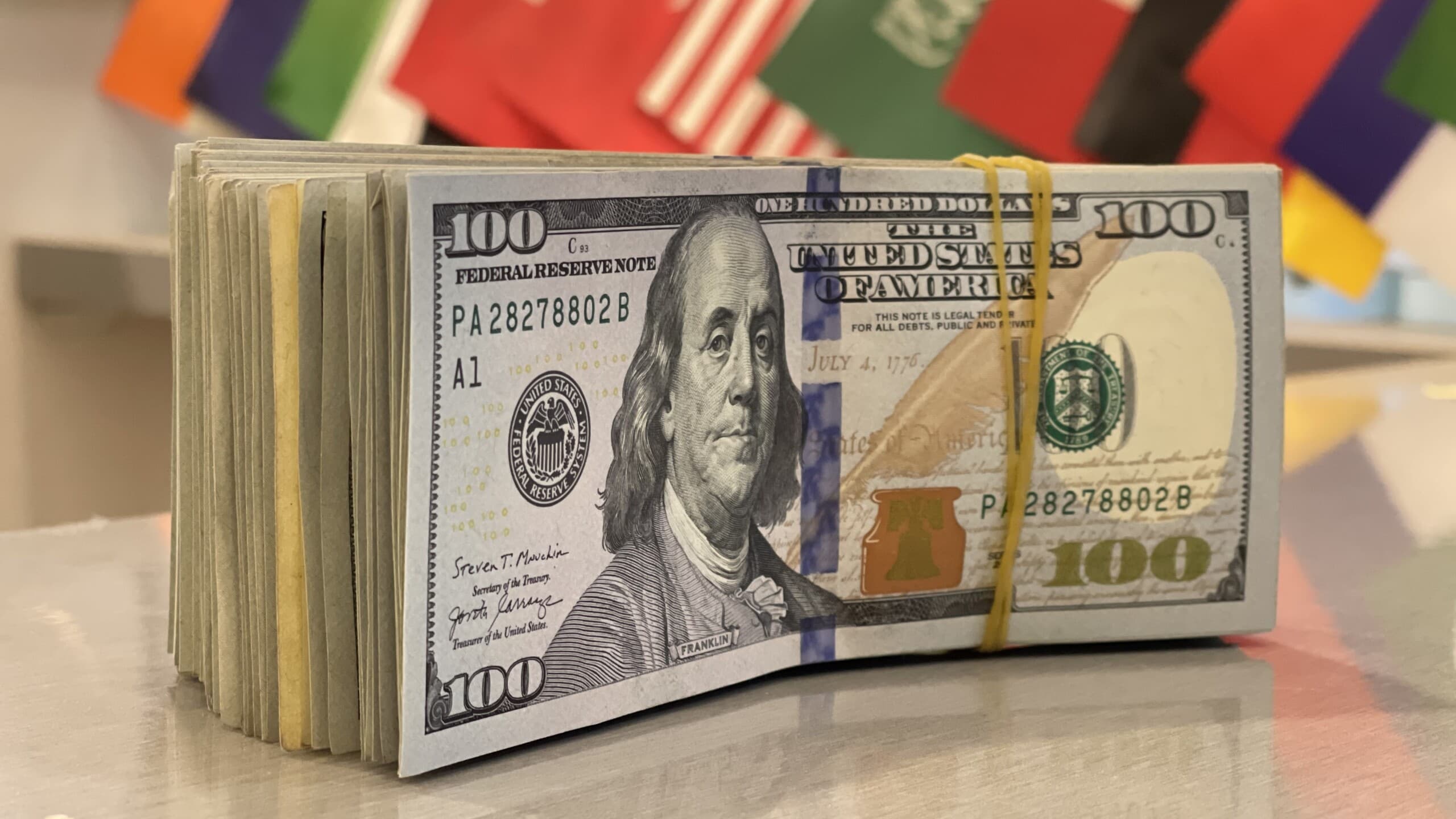 سعر صرف الدولار يتراجع في العراق أمام تعافٍ ضعيف للدينار