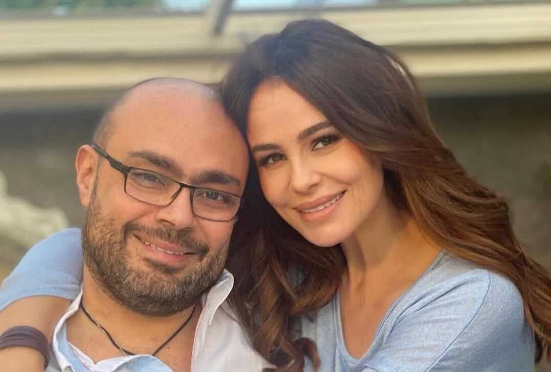 ابنة زوج كارول سماحة تعلق على عودتها للمسرح بعد وفاة والدها