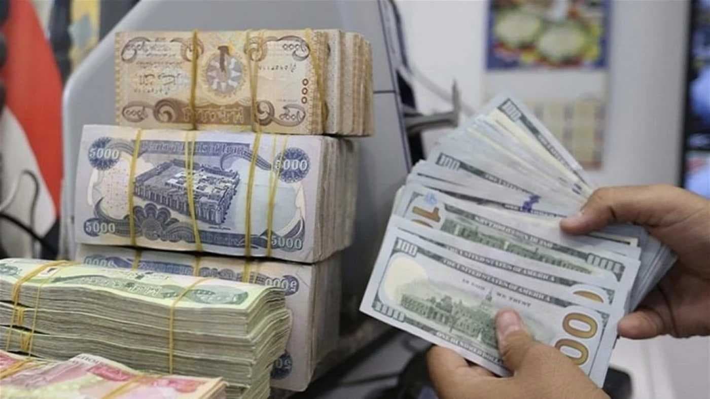 الدولار يرتفع ويتخطى حاجز الـ 142 ألف دينار