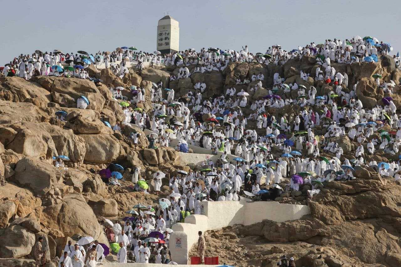بالصور.. توافد ضيوف الرحمن إلى جبل عرفة