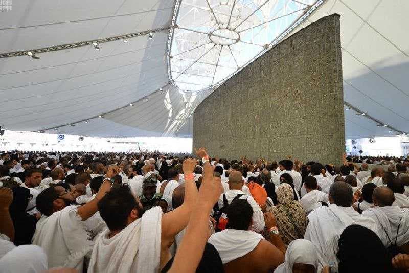 حجاج العراق يكملون رمي جمرة العقبة الكبرى