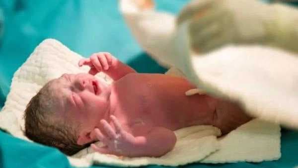عمرها 35 عاماً وتنجب طفلها الـ 12