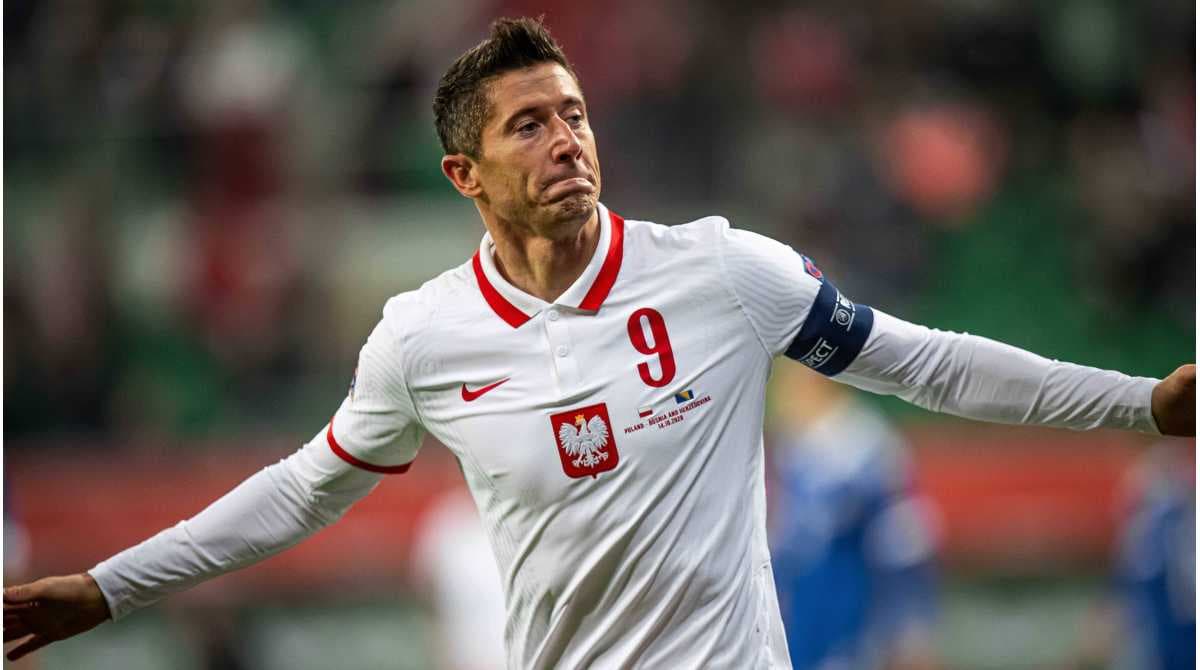 ليفاندوفسكي يرفض اللعب مع منتخبه حتى رحيل المدرب الحالي