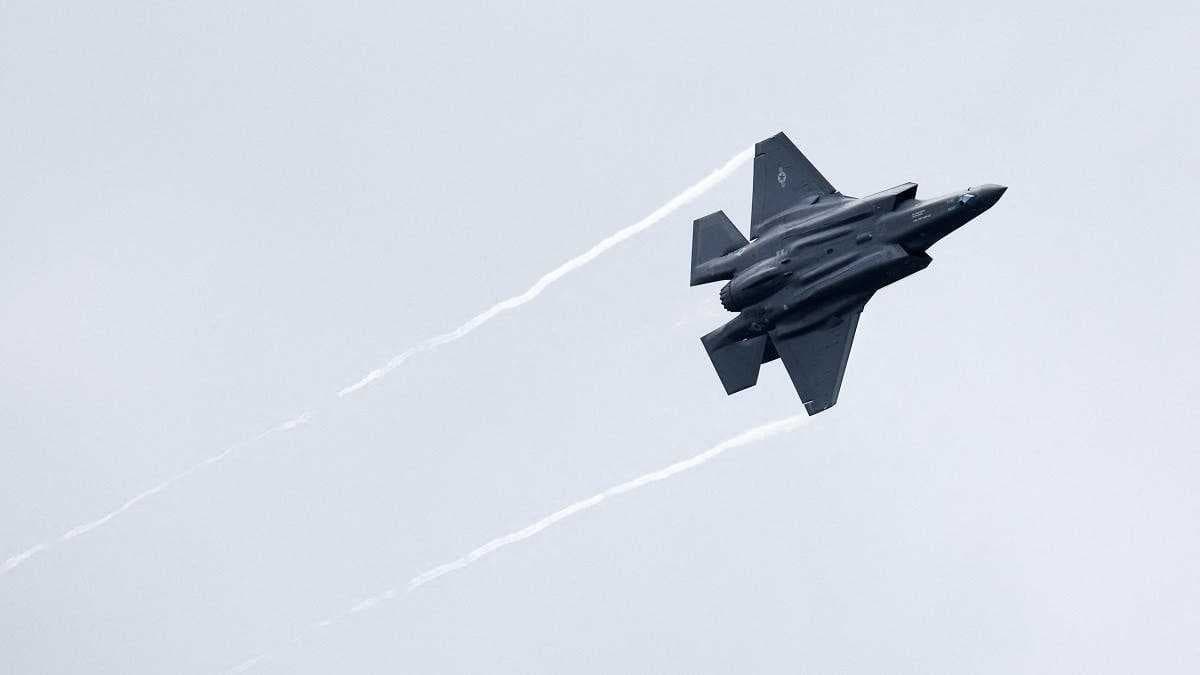 القوات المسلحة الإيرانية تعتقل الطيار الصهيوني الذي قفز من طائرة F35 بعد استهدافها
