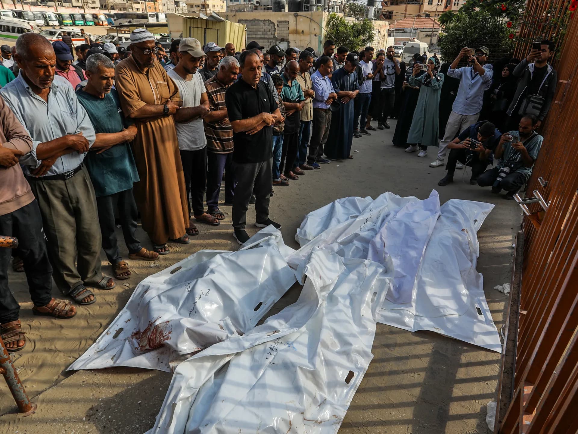 استشهاد 93 فلسطينيًا خلال انتظارهم المساعدات في غزة برصاص قوات الاحتلال الصهيوني