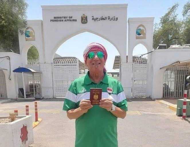 تجديد الجواز الدبلوماسي للمشجع الشهير مهدي الكرخي يثير جدلا واسعا