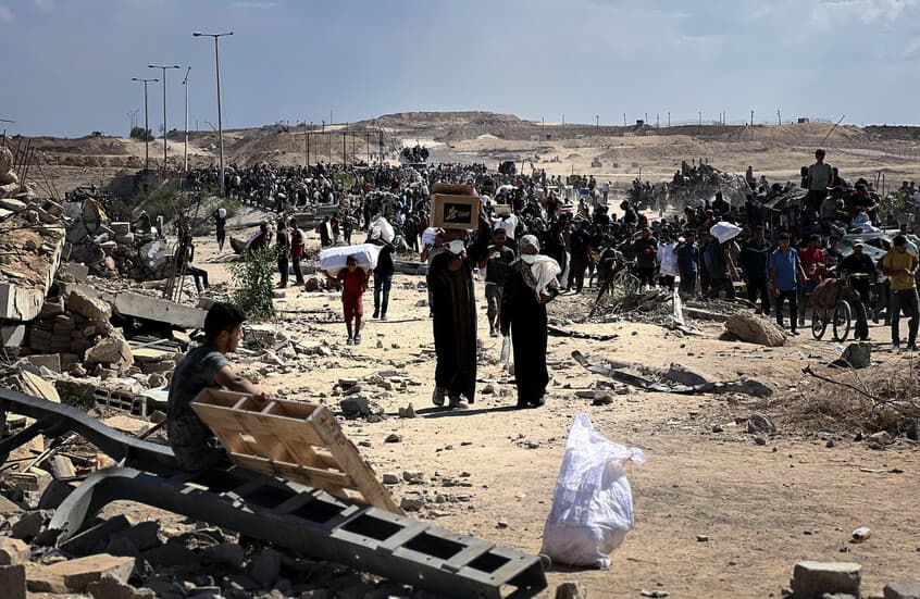 استشهاد 20 فلسطينيا وجرح العشرات في انقلاب شاحنة مساعدات وسط غزة