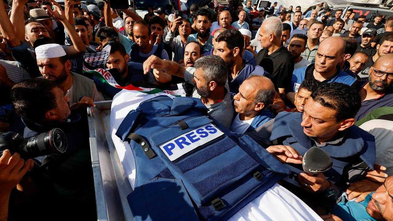 الاحتلال يستهدف الإعلام مجددا ويقتل 14 صحفيا بغزة
