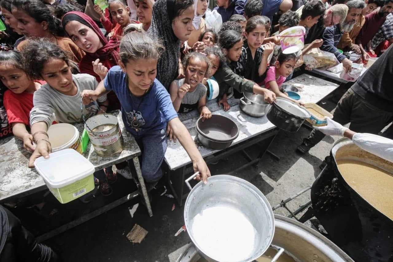 غزة تنزف جوعاً.. 348 شهيداً ضحايا المجاعة وسوء التغذية بينهم 127 طفلاً