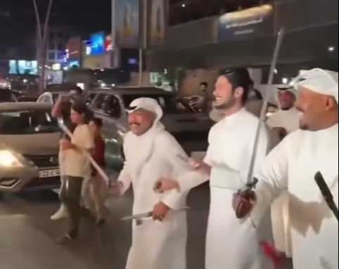 استقدام "البلوكر يوسف مازن" لقطعه الشارع احتفالاً بحمل زوجته