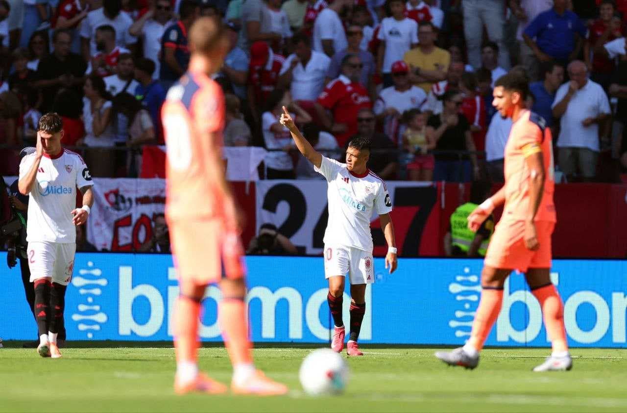 إشبيلية يهزم برشلونة بأربعة أهداف مقابل هدف في الدوري الإسباني