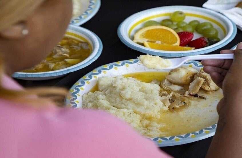 أطعمة تسهل عملية الهضم بعد الإفراط في الطعام.. تعرف عليها