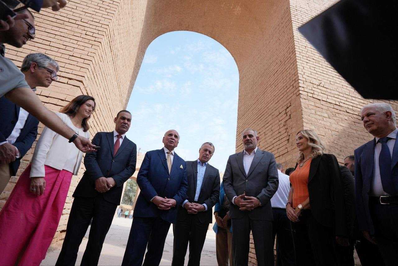 زيارة دبلوماسية إلى قلب التاريخ والحضارة.. وزير الخارجية السويسري يتجول في بابل الأثرية