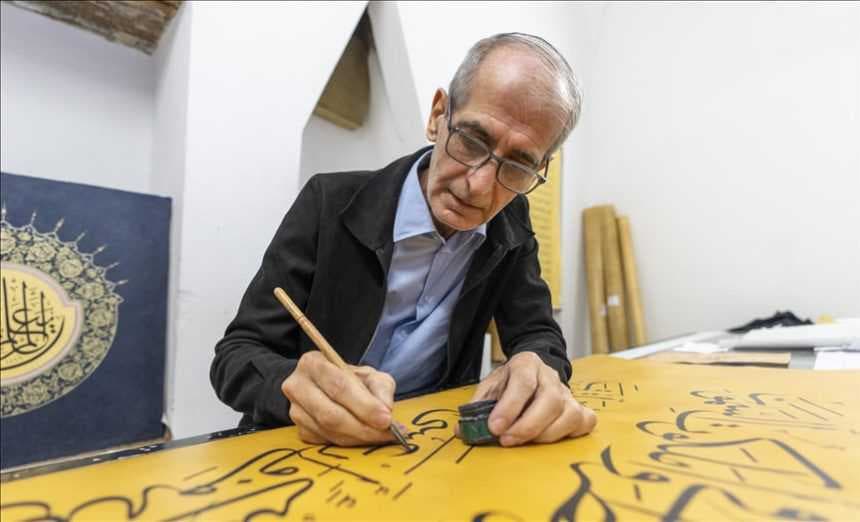 إبداع عربي في قلب إسطنبول.. خطاط عراقي يخط أكبر مصحف بالعالم