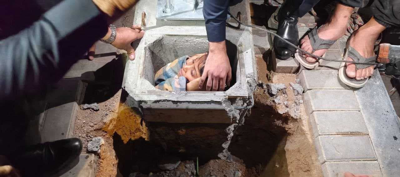 الدفاع المدني في البصرة ينقذ طفلة علقت داخل خرسانة كونكريتية