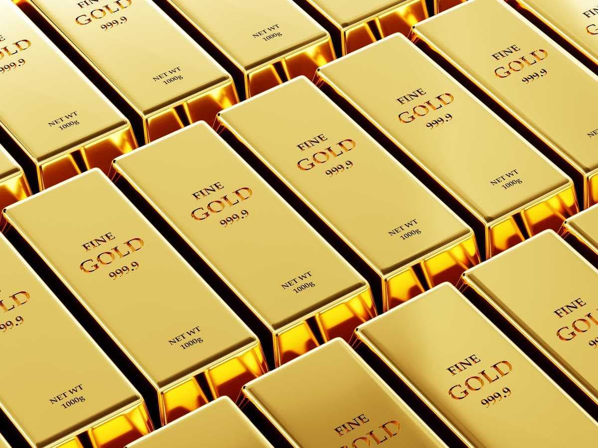 الذهب يواصل التراجع للجلسة الثالثة مع صعود الدولار قرب أعلى مستوى في ستة أشهر