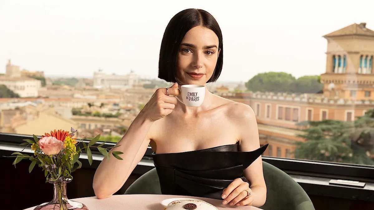 ليلي كولينز بتصميم من سكياباريلي في فوتوكول Emily in Paris