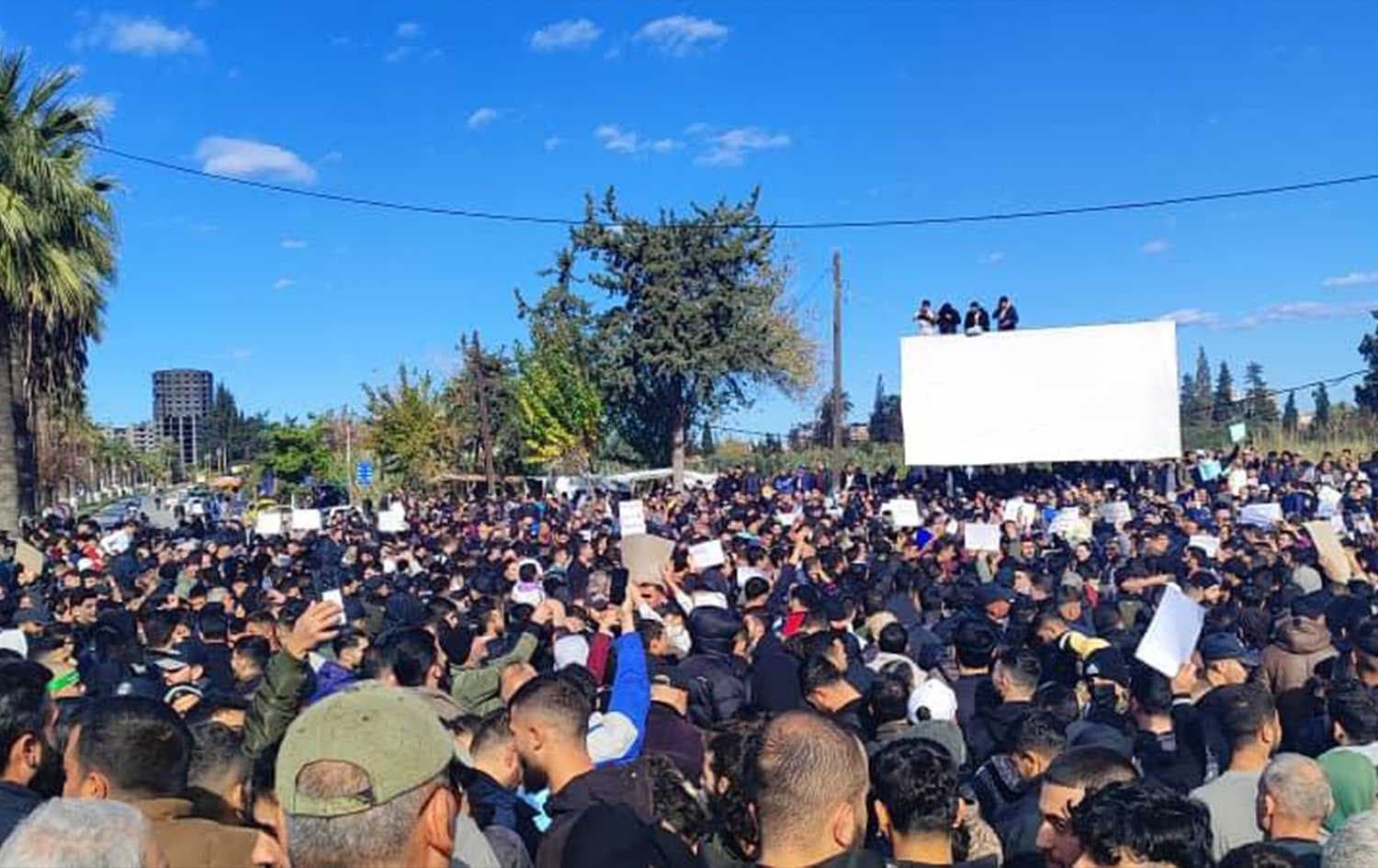 مظاهرات العلويين في سوريا تشهد توترات أمنية واتهامات متبادلة