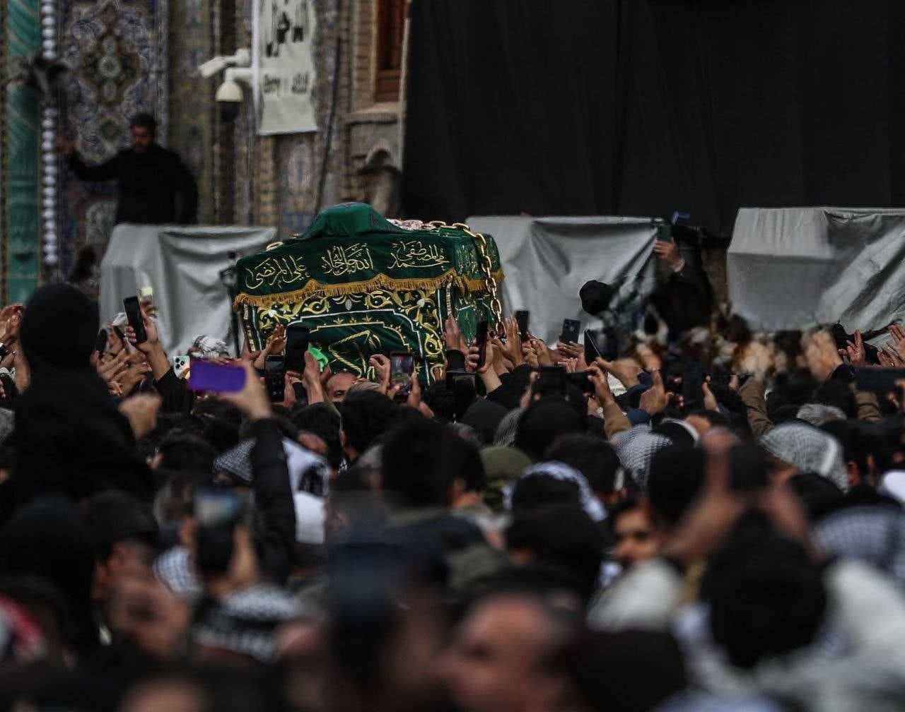 حشود المؤمنين تحيي مراسيم حمل نعش الإمام موسى بن جعفر (عليه السلام) في الكاظمية المقدسة