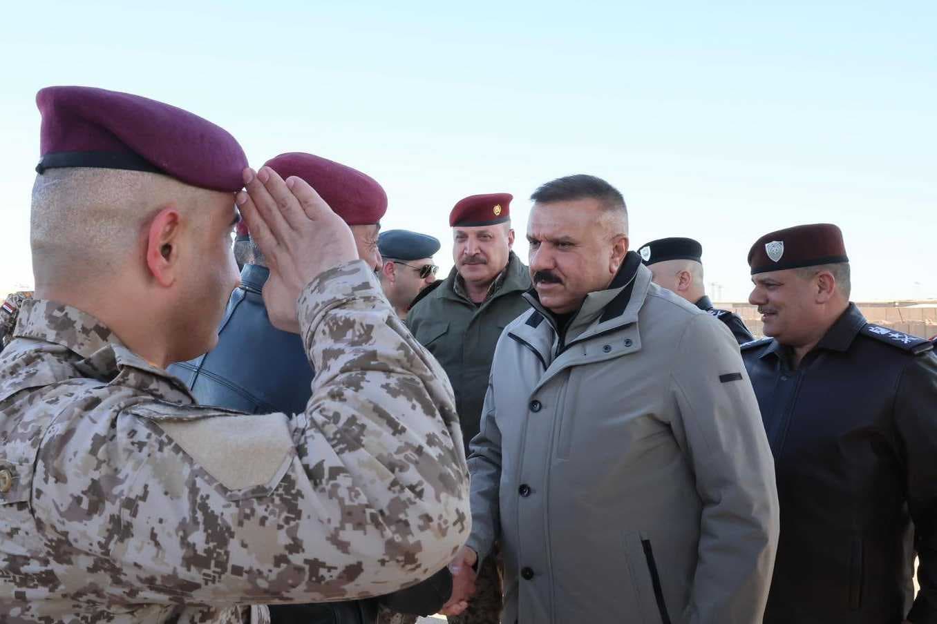 وزير الداخلية يصل قاعدة عين الأسد على رأس وفد أمني