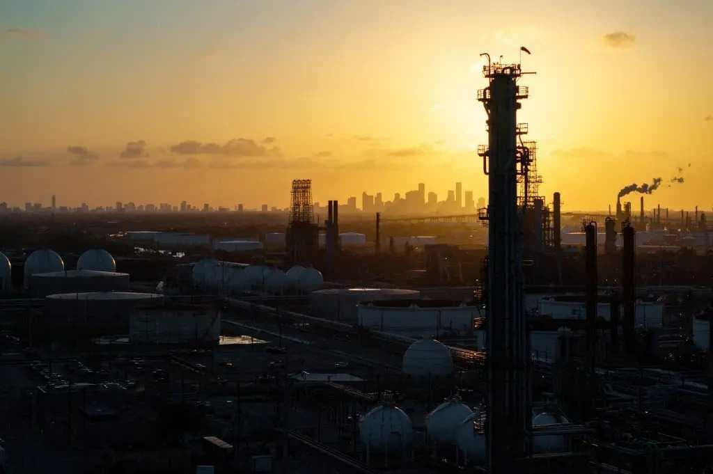 انخفاض اسعار النفط بأكثر من دولار للبرميل