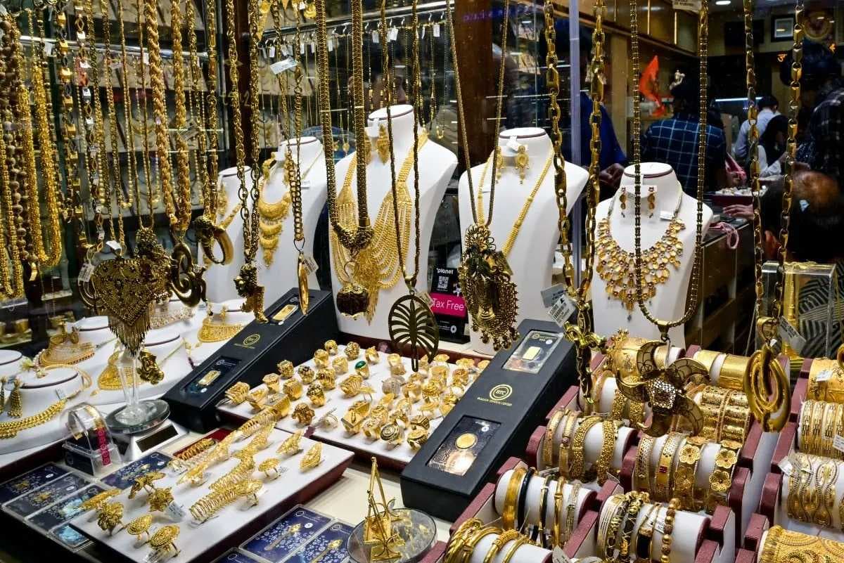 انخفاض اسعار الذهب عالمياً متأثراً بارتفاع الدولار