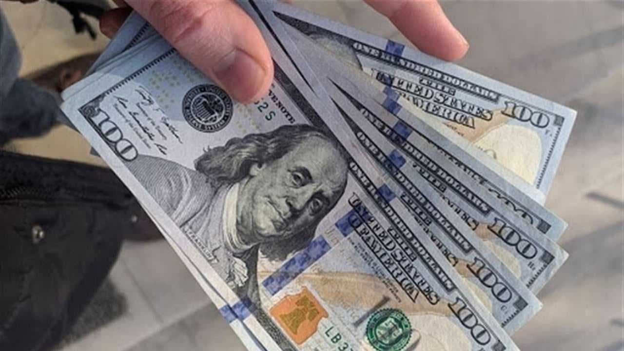انخفاض طفيف في أسعار صرف الدولار مع الإغلاق