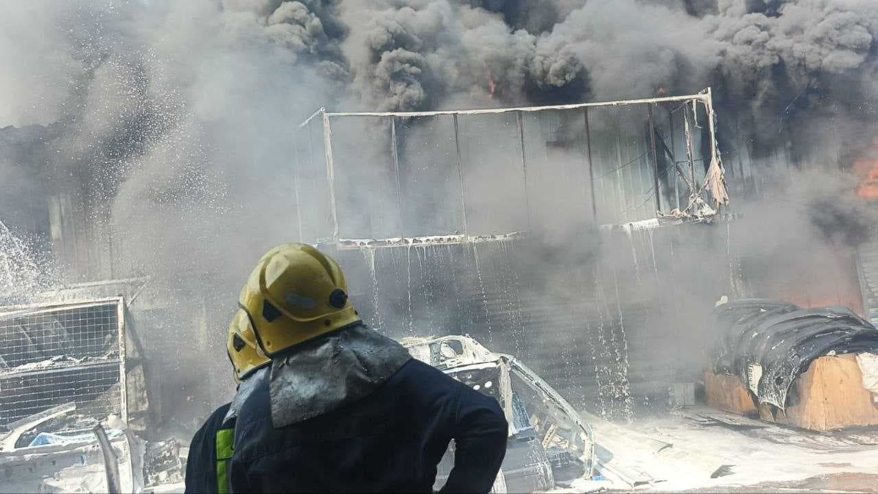 فرق الدفاع المدني تكافح حريقاً اندلع في "كراج" لتصليح السيارات في العلاوي