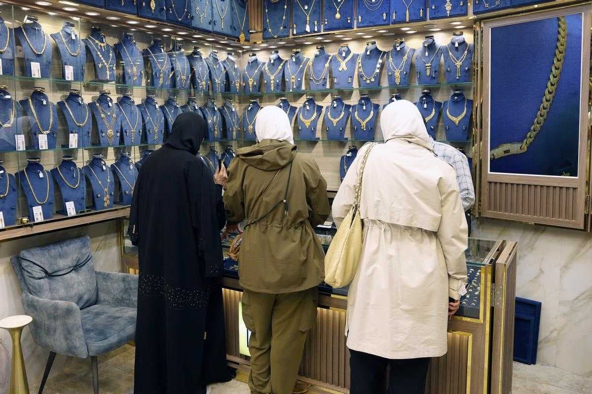 الذهب يرتفع إلى أعلى مستوى في 3 أسابيع مع تراجع الدولار