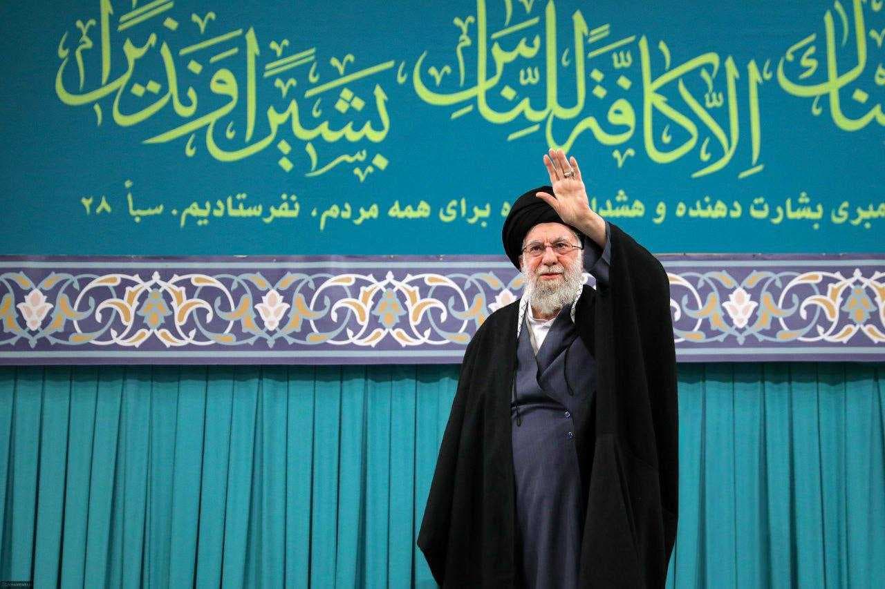البرلماني الإيراني : السيد الخامنئي بخير ويقود الحرب .