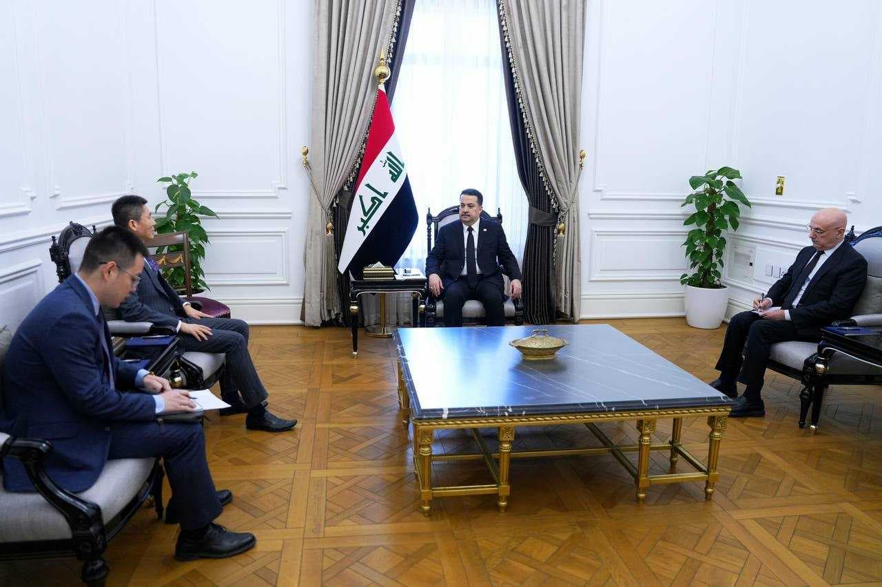 رئيس الوزراء يستقبل السفير الصيني ويبحث الجهود الدولية لوقف الحرب