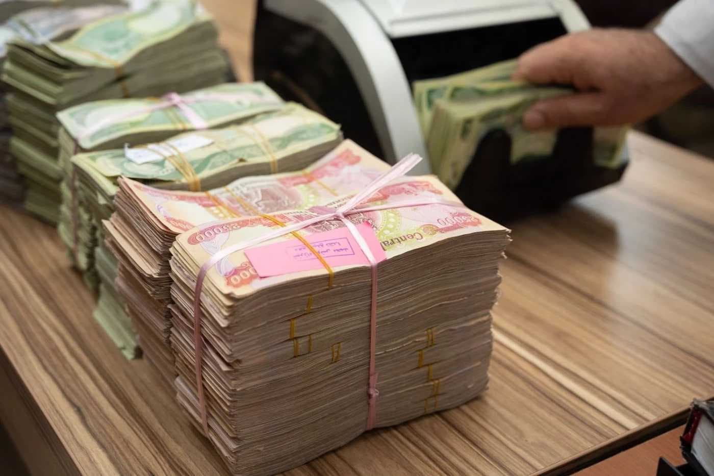 مستشار رئيس الوزراء: الحكومة ستلجأ للاقتراض لتأمين الرواتب بحال استمرار الحرب