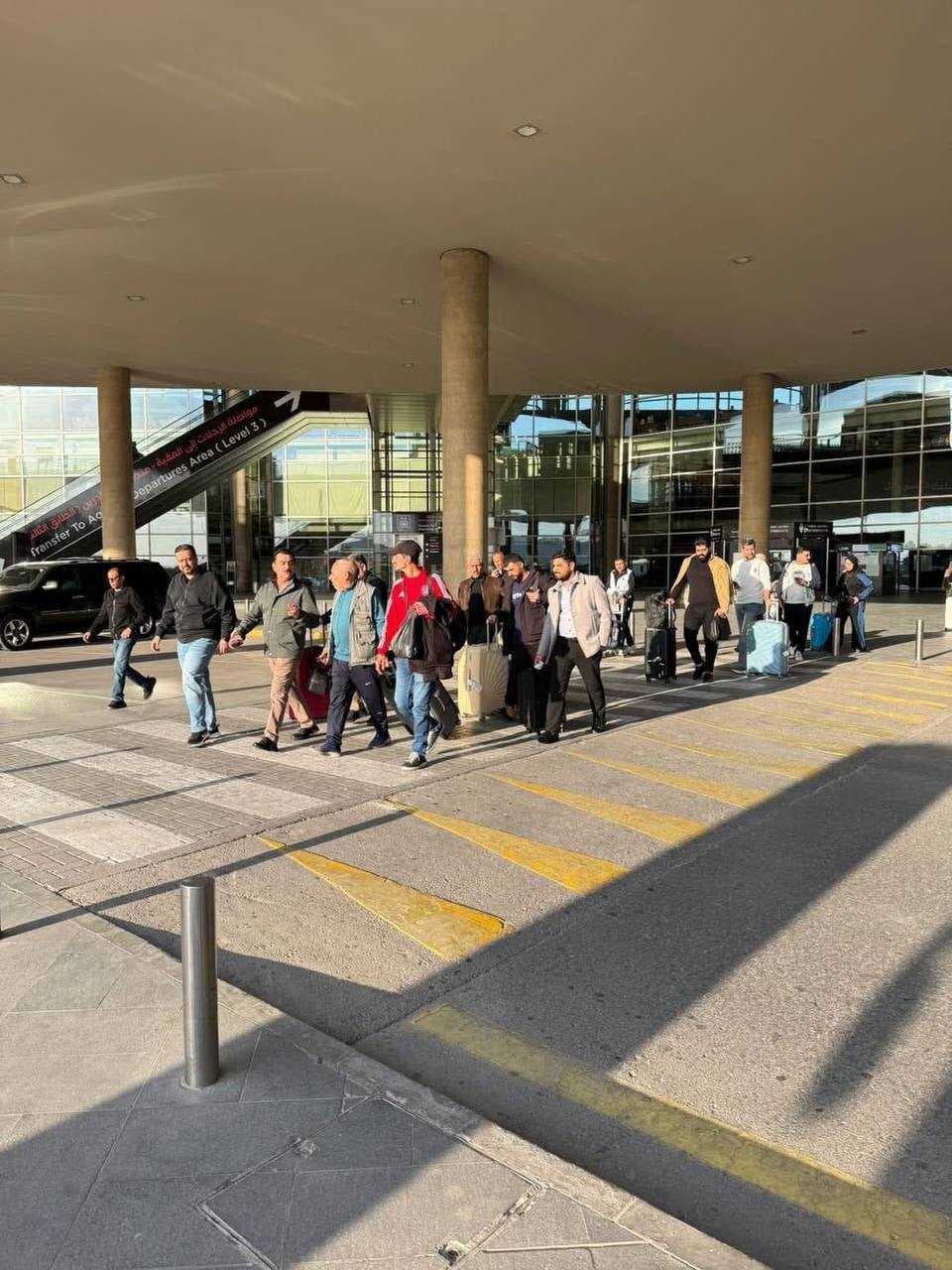 إجلاء أولى دفعات العالقين من بيروت إلى عمّان وصولا إلى الحدود العراقية