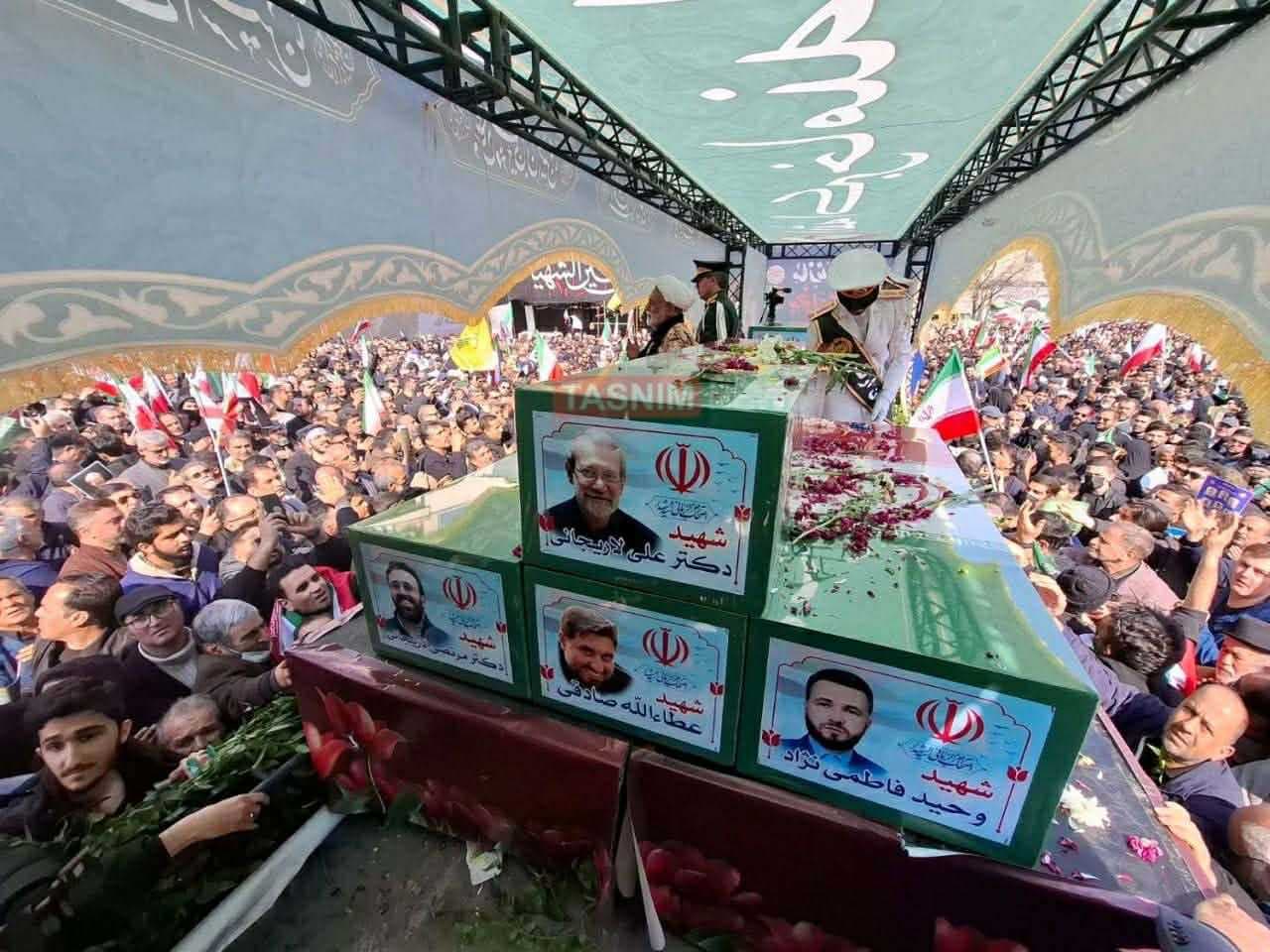 حشود غفيرة تشارك بتشييع لاريجاني ورفاقه في ميدان الثورة بطهران