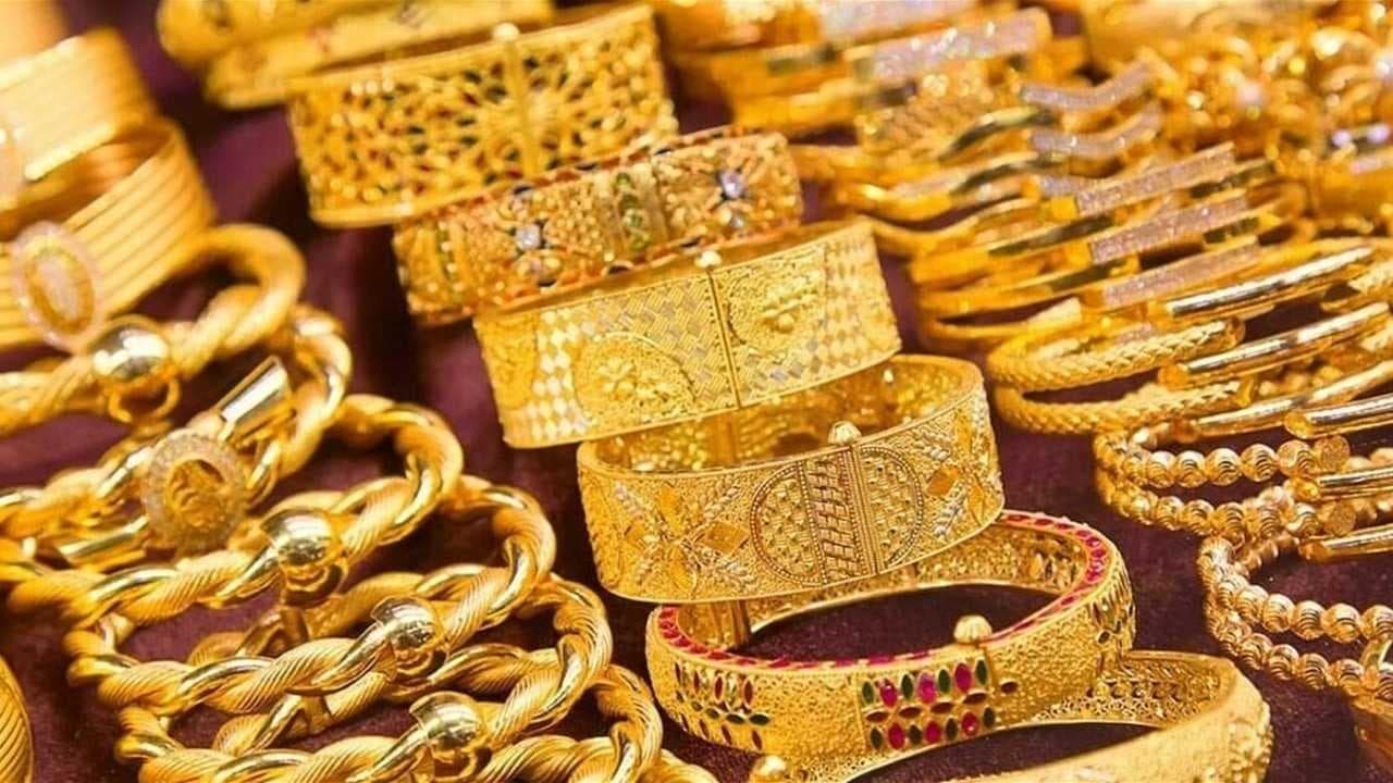 عالميا.. أسعار الذهب تتراجع مع ضعف احتمال خفض الفائدة الأمريكية