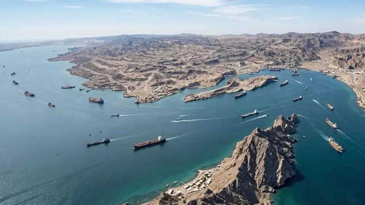 إيران تقيّد عبور السفن في مضيق هرمز وتفرض رسوماً