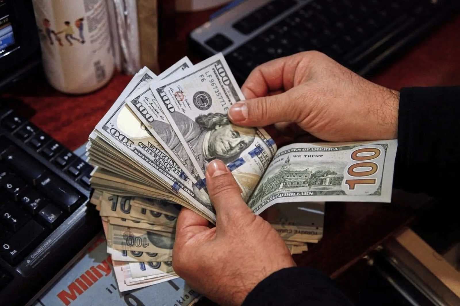 أسعار الصرف تنخفض إلى 153 ألف دينار لكل 100 دولار