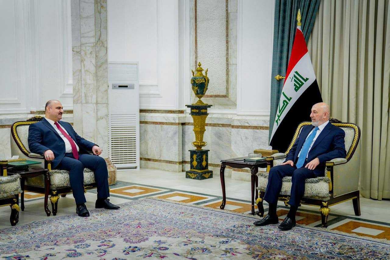 رئيس الجمهورية يسلم محمد سمعان كنعان مرسوم تعيينه محافظاً لكركوك