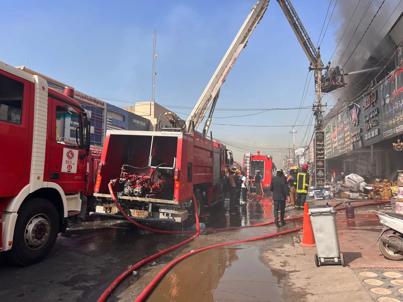 الدفاع المدني: السيطرة على حريق اندلع في مجمع تجاري بالكرادة