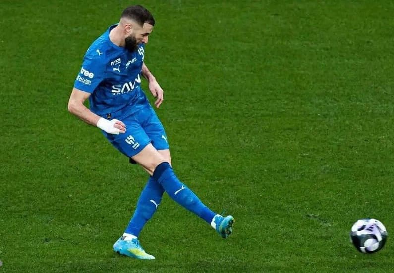بنزيما يرفض قرار الهلال ويفجر أزمة قبل انطلاق الموسم