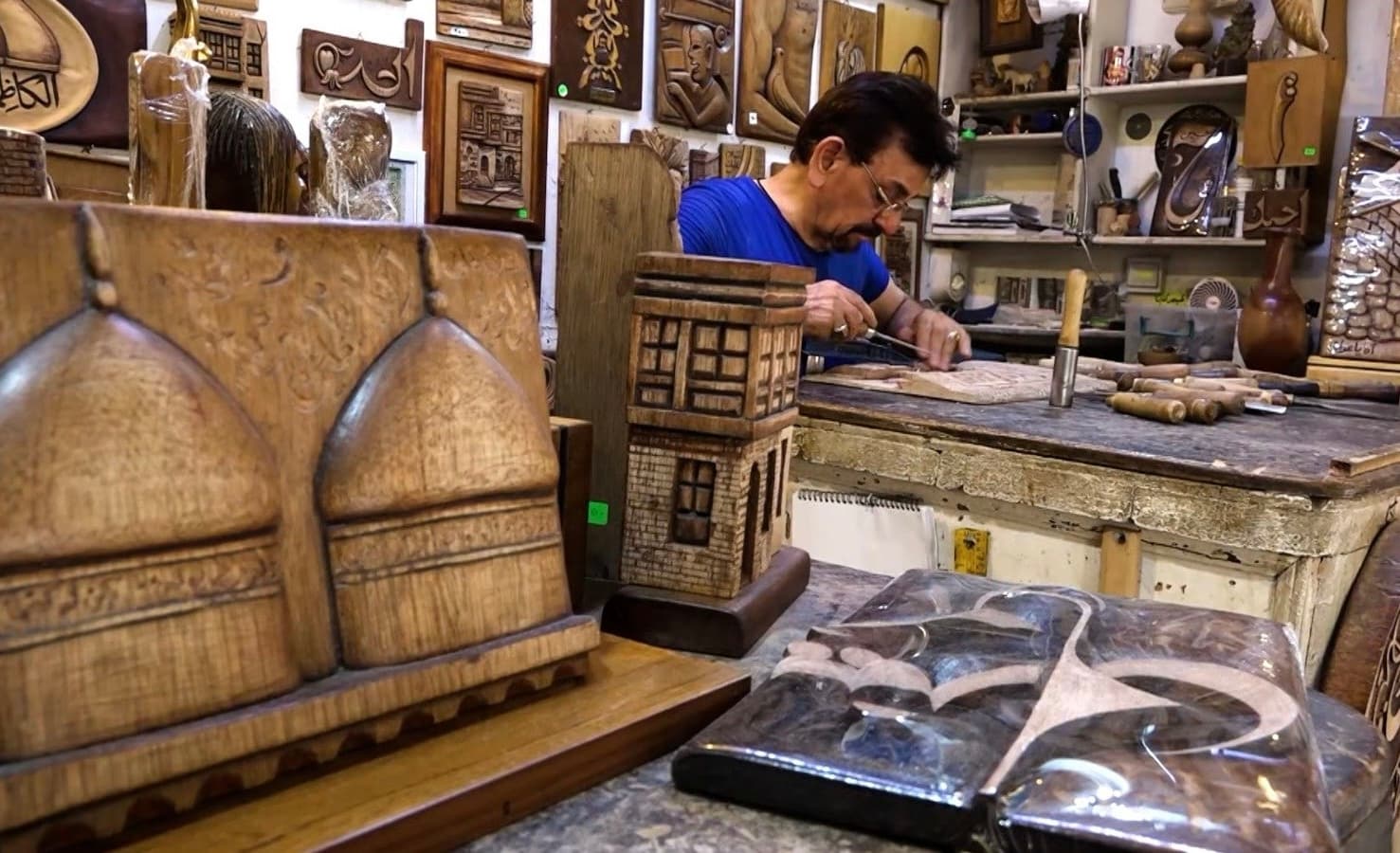 رحيل إبراهيم النقاش.. ذاكرة بغداد المحفورة على الخشب